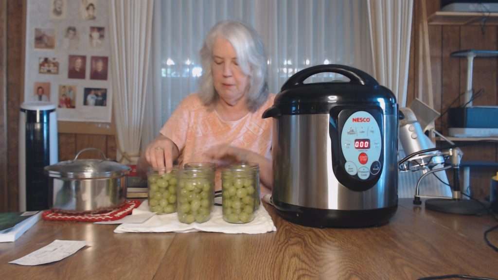 Filling pint canning jars with grapes