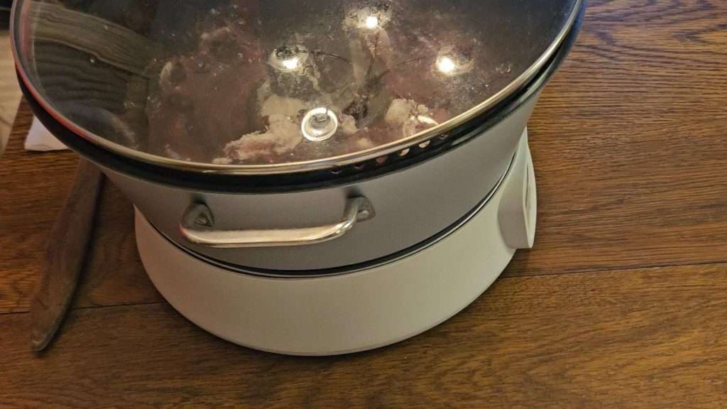 the jam and jelly maker with the lid on.