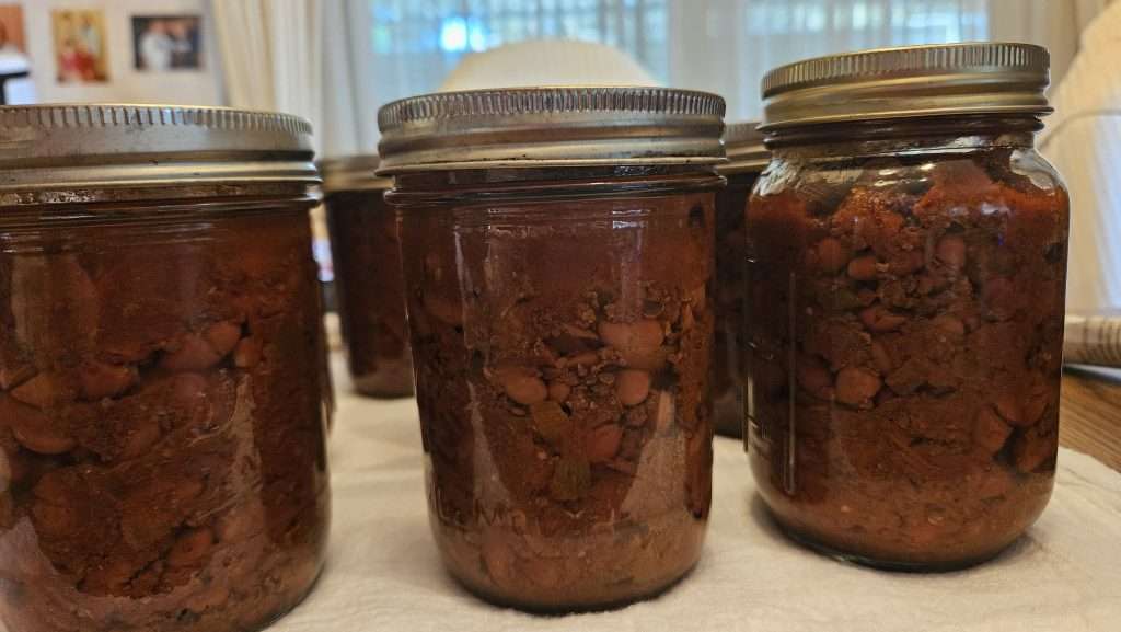 pint sized canning jars filled with chili con carne