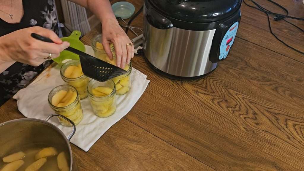Filling canning jars with apples