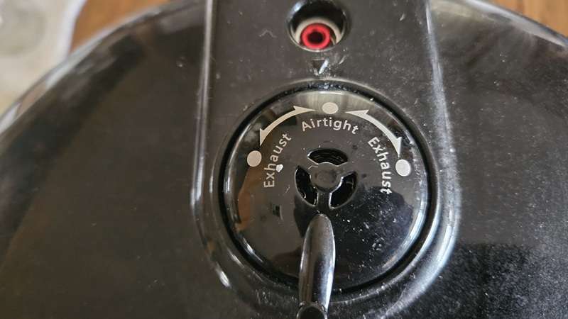 Pressure canner with weight turned to airtight mode