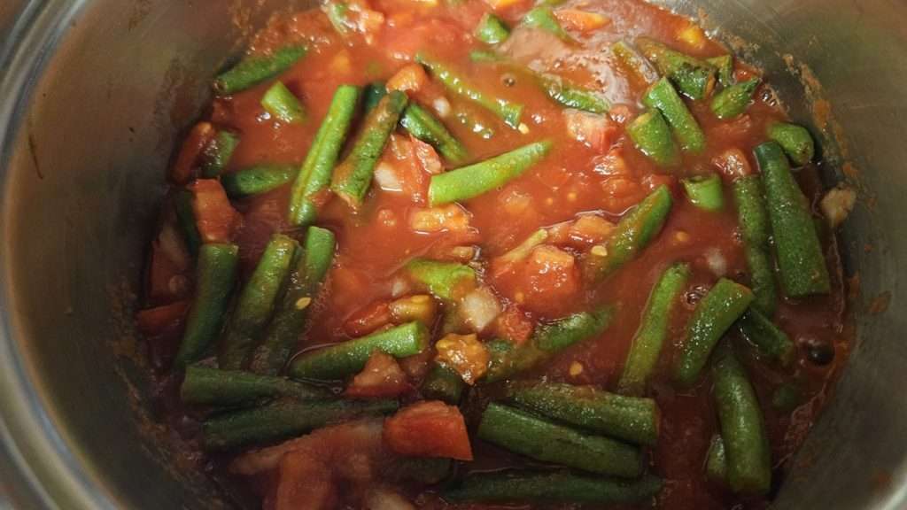 Green bean and tomato mixture just starting to boil.